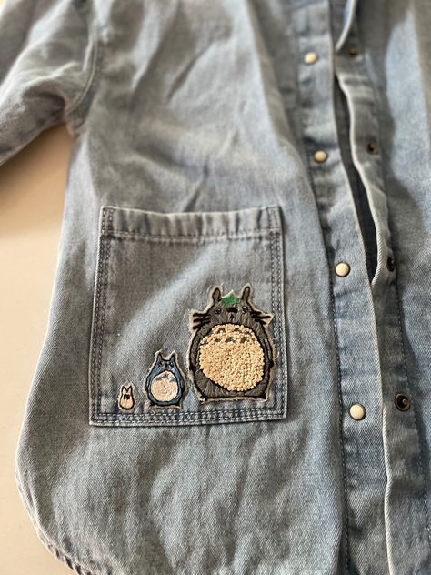 Totoro Embroidery, Totoro Pattern, Cozy Town, Embroidery Jeans Jacket, Textile Art Techniques, Green Denim Jacket, Diy Denim Jacket, Diy Jacket, Embroidery Tshirt