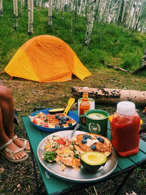 Camping Meals Aesthetic, Camping Food Ideas Aesthetic, Food For Camping Aesthetic, Camping Granola Aesthetic, Pancakes Camping, Cooking Outdoors Aesthetic, Vegan Camping Meals, Camping Pancakes, Simple Camping Meals