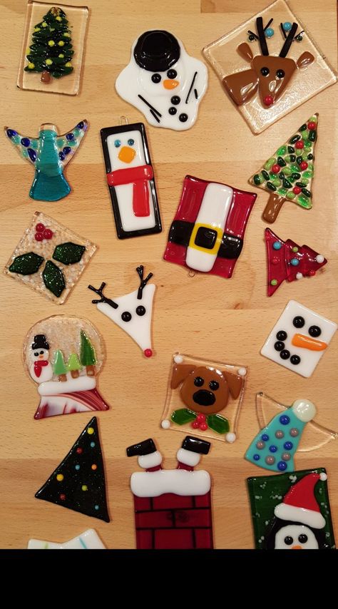 Glass Fusing Christmas Ornaments, Beach Fused Glass Ideas, Fused Glass Art Ideas Christmas, Glass Fusing Ornaments, Fused Glass Xmas Ornaments, Fused Glass Frog, Fused Glass Patterns Free, Glass Fusion Ornaments, Christmas Glass Fusing Ideas