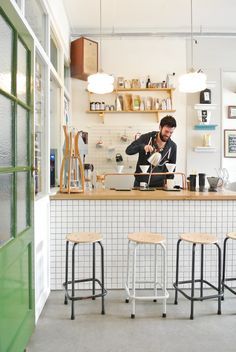 Hotspot Koffie Leute Utrecht 초록색문 > 빨간문 Breakfast Bar Against Wall, Bar Against Wall, Coffee Interior, Small Coffee Shop, Design Café, Cafe Shop Design, Small Cafe, Coffee Places, Coffee Shops Interior