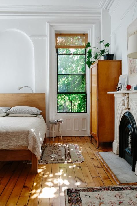 Eclectic Decor Bedroom, Warm Home Decor, Mid Century Modern Bedroom, Tiny Apartments, Minimalist Bedroom Design, Eclectic Bedroom, Style Deco, Elegant Bedroom, Simple Bedroom