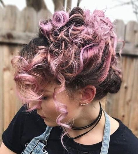 Curly Hair With Pink Tips, Pink Dyed Curly Hair, Short Pink Curly Hair, Silver Pink Hair, Curly Pink Hair, Dyed Curly Hair, Haircut Inspo, Haircut Styles For Women, Short Haircut Styles