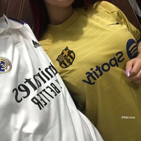 Messi Y Cristiano, Random Songs, Madrid Girl, Football Aesthetic, Real Madrid And Barcelona, Aesthetic Couples, Football Jersey Outfit, Football Love, Jersey Outfit