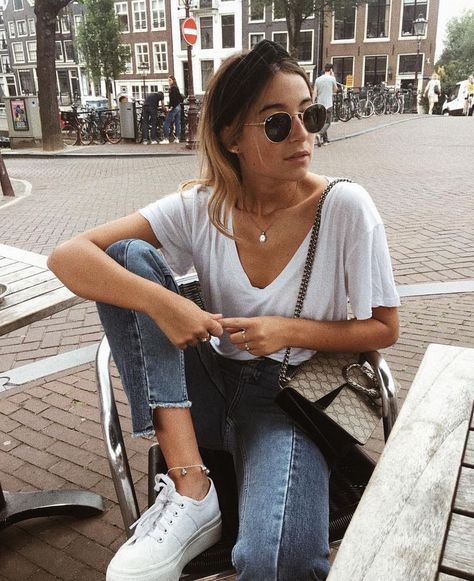 Platform Sneakers Outfit, Europe Travel Outfits, Casual Weekend Outfit, Europe Outfits, Chic Summer Outfits, Outfit Jeans, Mode Casual, Trik Fotografi, Summer Outfit Inspiration