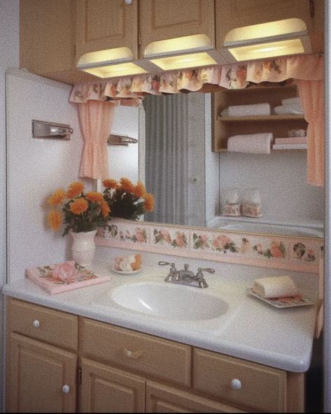 1980s Bathroom, 1980s Interior, 50s House, 90s Interior, 90s House, 80s House, 80s Home, 90s Home, 80s Interior