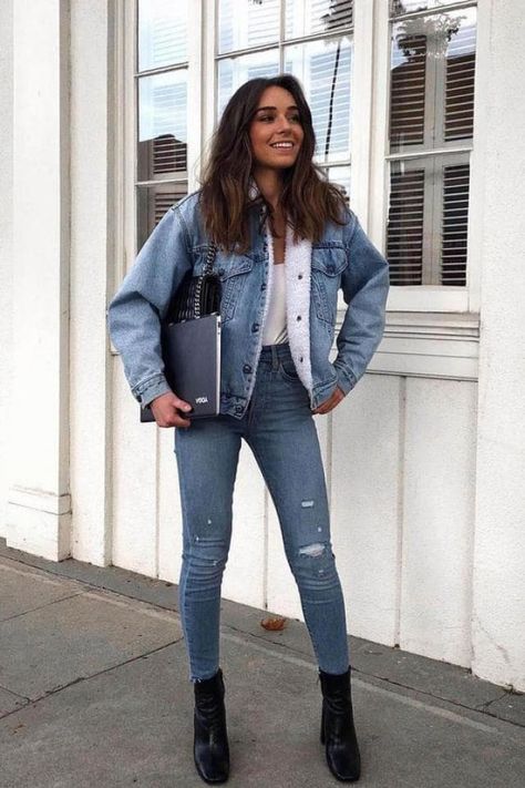 #denim  ZAFUL  Winter Faux Fur Lined Denim Jacket #zmeootd Top jeans style ,hot  denim jacket with… Lame Clothes, Fur Lined Denim Jacket, Winter Date Night Outfits, Superenge Jeans, Canadian Tuxedo, Moda Denim, Jean Jacket Outfits, Denim Jacket Outfit, Fashion Trends Winter