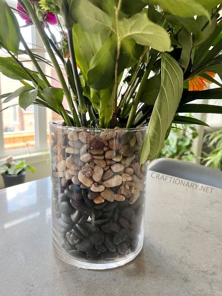 How to make stone lined double glass vase? - Craftionary Cylinder Vase Ideas, Vase Filler Ideas, Vase Project, Decorative Rocks, Tall Glass Vase, Large Glass Vase, Stone Vase, Clear Vases, Rock And Pebbles