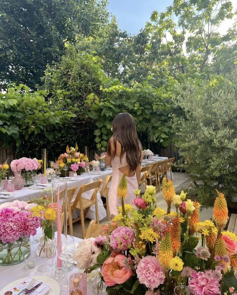 English Garden Dinner Party, Outdoor Table Flower Arrangements, Birthday Dinner Outside Aesthetic, Backyard Garden Dinner Party, Garden Party 21st Birthday, Pink Garden Birthday Party, 30th Garden Party, Spring Dinner Party Aesthetic, Summer Dinner Party Themes