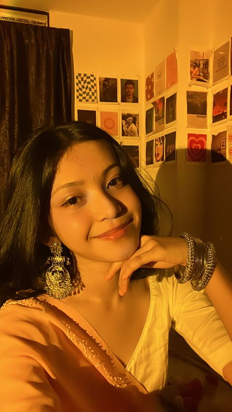 Girls Selfi Idea At Home, Indian Selfie Ideas, Traditional Photo Poses At Home, Traditional Selfie Ideas, Ethnic Selfie Poses, Traditional Selfie Poses, Aesthetic Photoshoot Ideas At Home, Traditional Pics, Desi Aesthetics