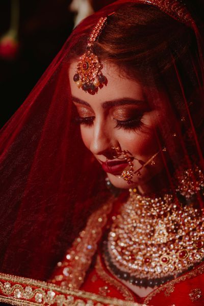 Wedding Bridal Shoot, Aesthetic Indian Wedding Photography, Indian Wedding Shoot Poses, Poses For Bridal Photoshoot, Dulhan Photo Pose, Wedding Bridal Photoshoot, Bridal Photoshoot Poses Indian, Bridal Photography Poses Indian, Muslim Bride Photoshoot Poses