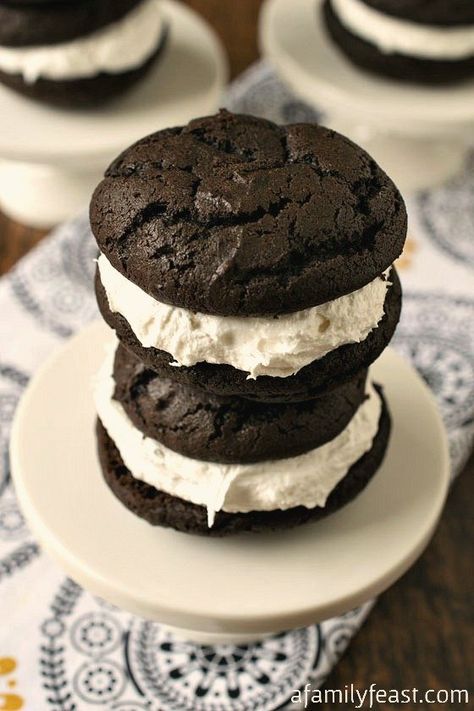 Whoopie Pies Whoopee Pie, Potato Candy, Whoopie Pie Recipe, Chocolate Whoopie Pies, Cookie Sandwich, Whoopie Pie, Recipes With Marshmallows, Recetas Keto, Rich Chocolate Cake