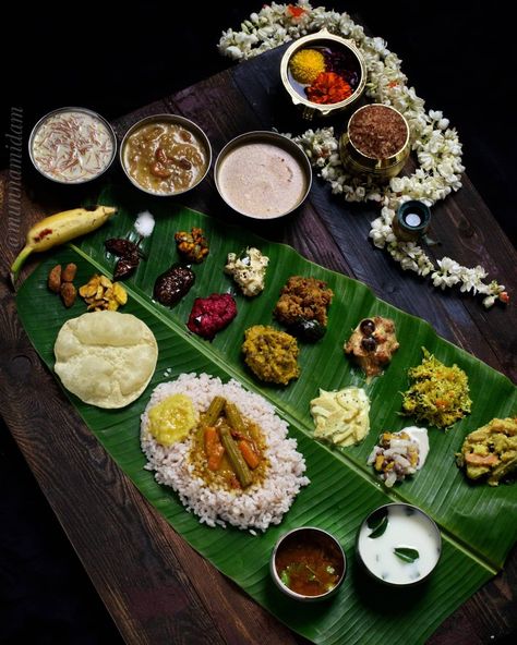 Kerala Culture Aesthetic, Onam Sadhya Dishes, Onam Sadhya Photography, South Indian Wedding Food, Sadhya Kerala, Onam Food, Onam Aesthetic, Kerala Meals, Kerala Aesthetic