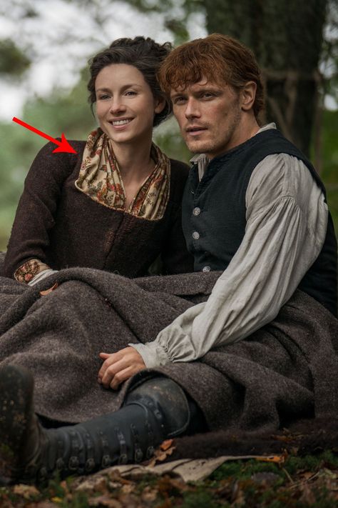 24 ‘Outlander’ Costume Secrets You Definitely Never Noticed – Blacklanderz™ Four Seasons Costume, Seasons Costume, Outlander Clothing, Outlander Style, Terry Dresbach, Outlander Costumes, Outlander Season 4, James Fraser Outlander, Outlander Claire