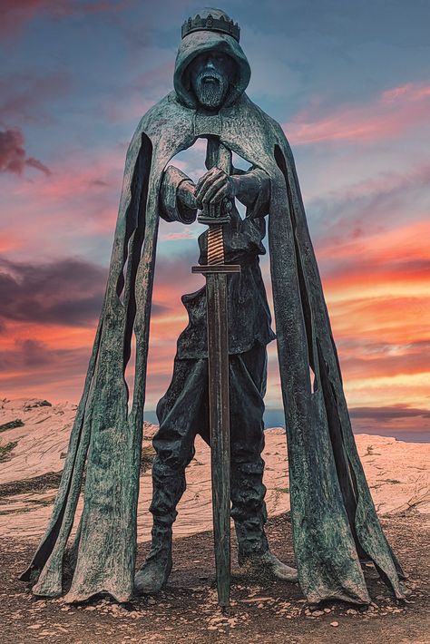 ¿ King Arthur Statue, Scary Statues, Vaes Dothrak, Tintagel Castle, Zeus Statue, Fantasy Statue, Rei Arthur, King Arthur Legend, Witchs Cauldron