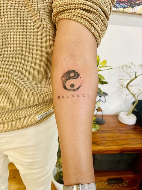 Minimalist Tattoo Balance, Ying Yang Pisces Tattoo, Ying Yang Tattoo For Men, Ying Yang Tattoos, Yin Yang Tattoo Unique, Balance Tattoo Ideas, Unique Ying Yang Tattoo, Yin Yang Tattoo Design, Tattoo Yin Yang