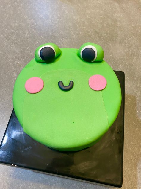 Frog Smash Cake, Kurbağalı Pasta, Easy Frog Cake, Frog Food, 14th Birthday Cakes, Frog Cake, Pinterest Cake, Simple Cake Designs, Easy Birthday