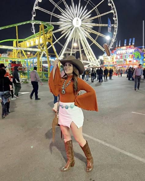 Western Outfits With Skirt, Skirt Western Outfit, Ranchero Outfits Women, Rodeo Fits, Jaripeo Outfits, Baile Outfits, Takuache Girl Outfits, Outfit Vaquero, Western Chic Fashion