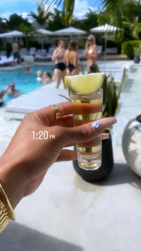 Vacation Mood Instagram Story, Pretty Alcoholic Drinks, Photo Summer, Girls Vacation, Shotting Photo, Fancy Drinks, Vacation Mood, Vacation Looks, Pretty Drinks