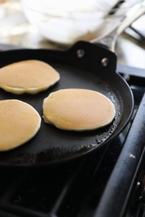 pancakes cooking on skillet Easy Homemade Pancake Recipe, Best Homemade Pancakes, Easy Pancake Recipe, Banana Chocolate Chip Pancakes, Easy Homemade Pancakes, Pancake Mix Recipe, Yummy Pancake Recipe, Easy Pancake, Fluffy Pancake Recipe