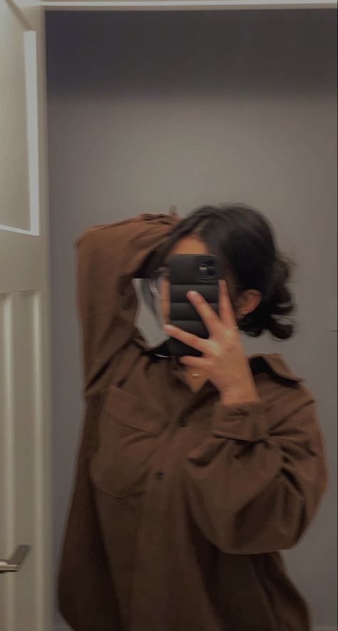 Spiegel Selfie, Girl Mirror, Taking A Selfie, Girls Mirror, Mirror Selfie Poses, Self Portrait Poses, Photographie Inspo, Face Aesthetic, Selfie Poses Instagram