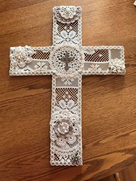 Girl Appartement, Wood Crosses Diy, Moodboard Theme, Wooden Cross Crafts, Clothespin Diy Crafts, Catholic Aesthetic, Hand Painted Crosses, Doily Art, Flaming Heart