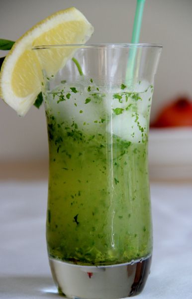 Lemon And Mint Drink, Lemon And Mint Juice, Lemon Mint Cocktail, Lebanese Drinks, Lemon Mint Drink, Jordanian Recipes, Mint Drink Recipe, Lemon Verbena Recipes, Aqua Fresca Recipes