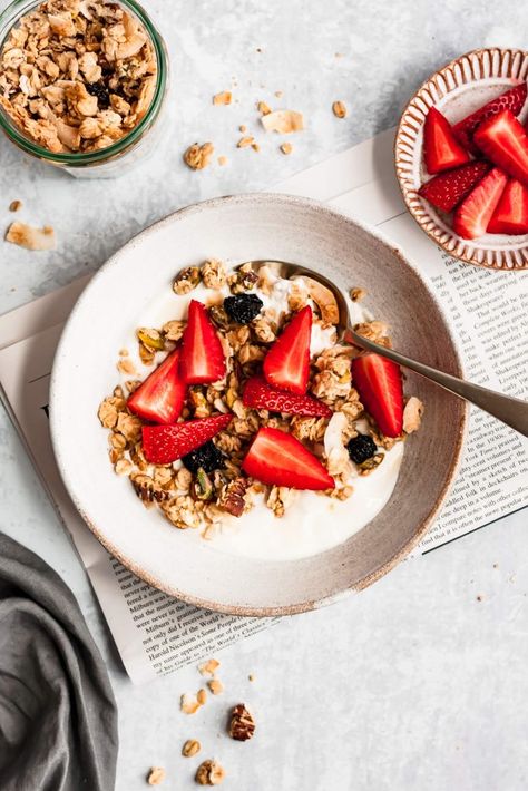 coconut tahini pistachio granola with yoghurt and strawberries Granola Photography, Pistachio Granola, Flatlay Food, Oatmeal Healthy, Chicken Quinoa Salad, Best Granola, Vegan Granola, Smoothie Fruit, Food Project