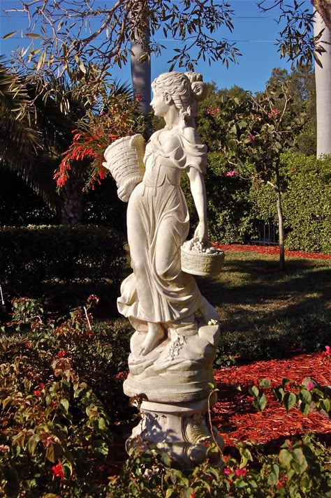 Patung Aesthetic, Backyard Statues, Victorian Sculpture, Entrance Fountain, Roman Fountain, Fountain Statue, Outdoor Statues Sculpture, Garden Sitting Areas, Cute Plants