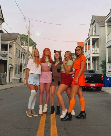 Halloween Costume Ideas Scooby Doo, Daphne And Velma Aesthetic, Group Costume Ideas Scooby Doo, Aesthetic Scooby Doo Costume, Best Friend Group Halloween Costumes, Group Of 5 Outfits, Scooby Doo Crew Costumes, Womens Scooby Doo Costume, Cute Scooby Doo Costume For Women