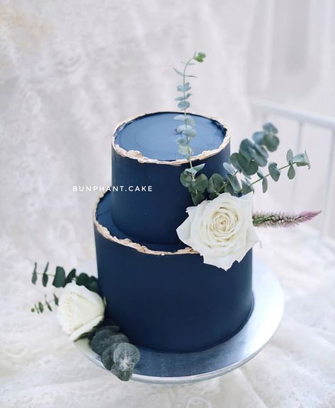 Wedding Cake Dusty Blue, 21st Birthday Cake For Guys, Navy Blue Wedding Cakes, Midnight Blue Wedding, Gray Wedding Cake, Red Birthday Cakes, Wedding Cake Navy, Blue Birthday Cakes, Dark Blue Wedding