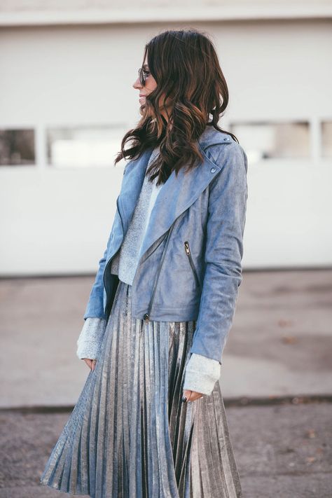 Blue Moto Jacket Suede Jacket Outfit, Blue Suede Jacket, Teresa Caruso, Casual Outfits For Women, Metallic Pleated Skirt, Accessories Inspiration, Semi Casual, Suede Moto Jacket, Hello Fashion