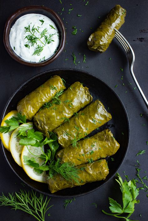 Dolmas Recipe, Dolmades Recipe, Dolma Recipe, Meze Recipes, Arabisk Mad, Super Easy Appetizers, Presentation Food, Stuffed Vegetables, Stuffed Grape Leaves