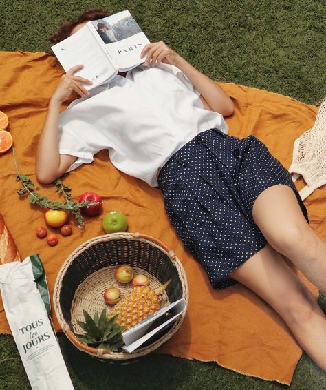 Picnic Fashion Editorial, Vintage Picnic Aesthetic Outfits, Picnic Film Photography, Summer Picnic Photoshoot, Boho Summer Aesthetic, Picnic Editorial, Beach Picnic Photoshoot, Picnic Shoot, Parisian Picnic