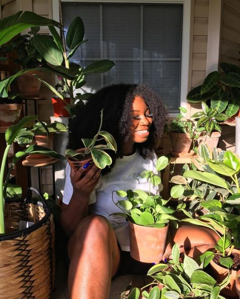 Black Owned Plant Shops You Need To Know - Black Girls With Gardens Nature, Black Women Herbalist, Black Plant Mom Aesthetic, Black Woman Plants, Plant Girl Aesthetic, Mom Costume, Plant Mom Aesthetic, Plant Shops, Tattoo Plant