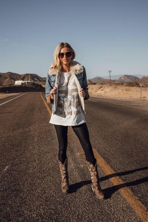 Black Cowgirl Boots Outfit Winter, Cowboy Boots With Leggings, Leggings And Cowboy Boots Outfits, Casual Cowgirl Boots Outfit, Brown Western Boots Outfit, Western Boot Outfits, Boot Leggings Outfit, Cowgirl Boots Outfit Winter, Brown Cowgirl Boots Outfit