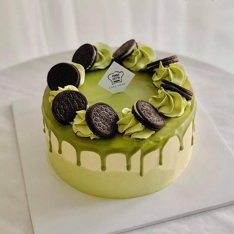 Matcha Cake Design, Green Cake With Macarons, Design Kue, Birthday Cake Green, Birthday Cake Decorating Ideas, Matcha Cake, Cake Cafe, Basic Cake, Green Cake