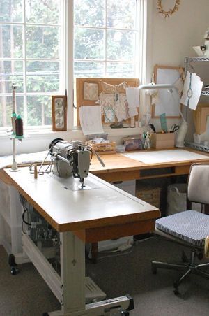 Leather Sewing Machine, Fashion Design Sewing, Design Studio Workspace, Sewing Room Inspiration, Home Idea, Fashion Designer Studio, Sewing Room Design, Deco Studio, Leather Sewing