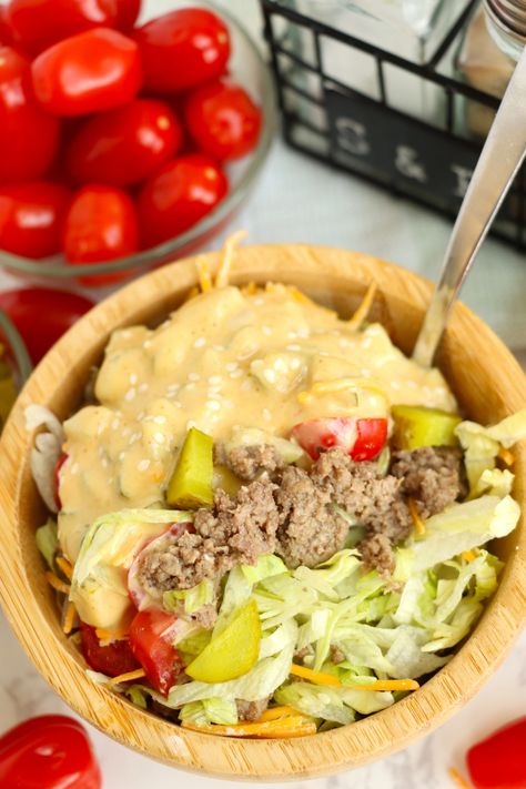 This Big Mac in a bowl is an easy, delicious recipe that's essentially a Big Mac without the bun that you eat with a fork! via @2kitchendivas Big Mac Bowls Healthy, Big Mac Salad Bowl, Big Mac Bowls Keto, Healthy Big Mac In A Bowl, Big Mac Bowl Low Carb, Big Mac Pasta, Big Mac Bowl, Big Mac In A Bowl, Chicken Big Mac