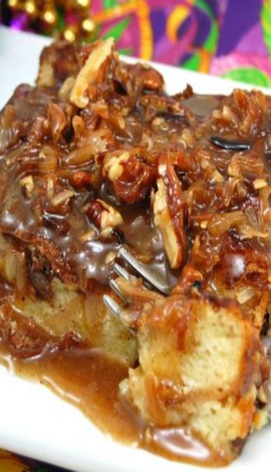 New Orleans-Style Bread Pudding with Coconut Praline Sauce Vanilla Bread Pudding, Cajun Desserts, Vanilla Bread, Mardi Gras Desserts, Best Bread Pudding Recipe, Cajun Christmas, Praline Sauce, Louisiana Cooking, Madi Gras