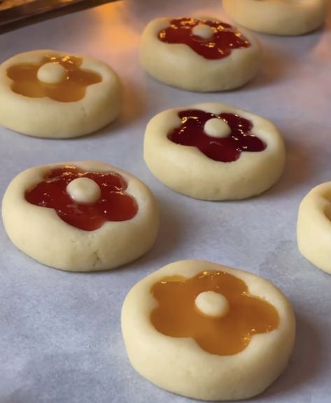 Baking Ideas For Birthday, Cute Easy Baked Goods, Cute Easy Baking Recipes, Cute Sweets To Make, Flower Thumbprint Cookies, Cute Things To Bake Aesthetic, Cute Baked Goods Aesthetic, Cute Decorated Cupcakes, Fancy Baking Recipes