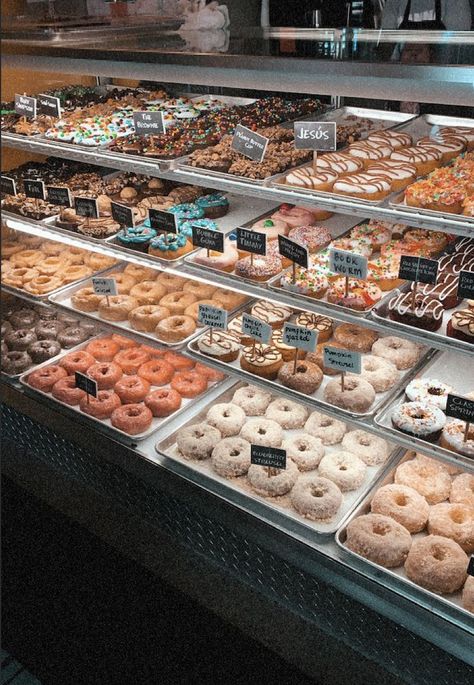 delicious donut shop! Donut Coffee Shop, Donut Shop Ideas, Small Donut Shop, Donut Shop Interior, Donut Shop Aesthetic, Donut Aesthetic, Work Manifestation, Donuts Shop, Moodboard Pics