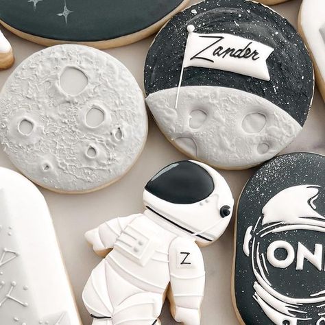 La Lune Baking Co. on Instagram: "👩‍🚀🪐👽Thank you @houseof.1918 for always giving me all the creative freedom 🫶 Cookie set was inspired by some of my favs @simplyxsweet_ @arloscookies Astronaut design by the beautiful @thecookiegallery. Cutter: @theemeraldedgecookiecutterco . . . . . . . #outerspace #space #moon #astronaut #spacetheme #spacecookies #spacebirthday #stars #tothemoon #themedcookies #decoratedcookies #eventcookies #customcookies #edibleart #royalicing #ufo #morenovalleycookies # Space Theme Biscuits, Solar System Cookies Decorated, Outer Space Cookies Decorated, Space Decorated Cookies, Astronaut Cookies Decorated, Spaceship Cookies, Moon Cookies Decorated, Moon Decorated Cookies, Space Cookies Decorated