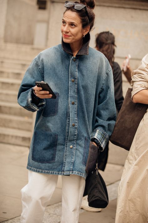 Street Style at London Fashion Week Spring 2023 [PHOTOS] – WWD London Fashion Week 2024, Fashion Week Street Style 2024, Shanghai Street Style, Fashion Week Spring 2023, Fall Fashion 2023, Women's Street Style, Denim Street Style, Jeans Street Style, Denim On Denim