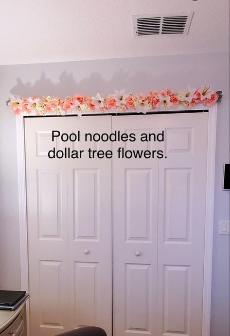 Diy Fake Flowers Decor, Dollar Tree Greenery Decor, Dollar Tree Diy Nursery Decor, Pool Noodle Room Decor, Dollar Tree Room Divider, Pool Noodle Wall Art, Pool Noodle Flowers Diy, Pool Noodle Flower Arch Diy, Pool Noodle Crafts Decor