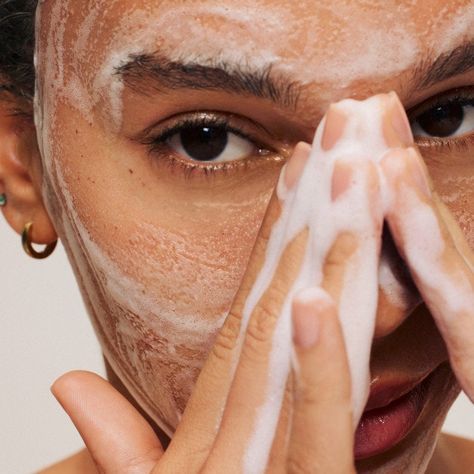 Clean Self Care Aesthetic, Face Scrub Aesthetic, Clean Skin Aesthetic, Skin Clinic Interior Design, Skin Care Aesthetic Pictures, Esthetics Marketing, Vogue Skincare, African Modernism, Clean Beauty Aesthetic