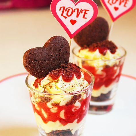 Dolce idea per un San Valentino goloso. Dolce al bicchiere super goloso per due! Finger Food, San Valentino, Finger Foods, Raspberry, Cupcake, Fruit