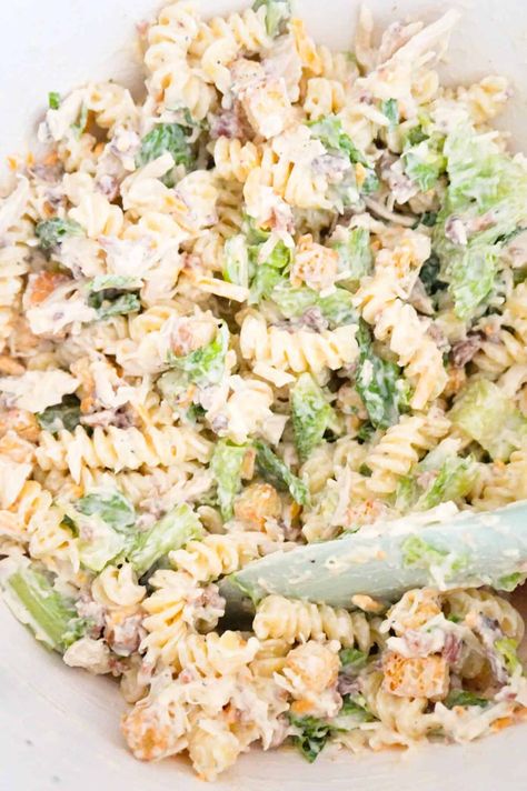 Cesar Pasta Salad Recipes, Ceaser Chicken Pasta Salad, Cold Dish Recipes, Garlic Parmesan Dressing, Cesar Pasta Salad, Chicken Cesar, Bacon Pasta Salad, Chicken Caesar Pasta, Bacon Ranch Pasta Salad