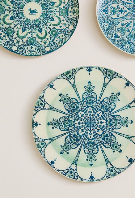 Blue And White Plates, Keramik Design, Pretty Plates, Bohol, White Plates, Inspiring Spaces, Vintage Plates, Pottery Ceramics, Ceramics Pottery