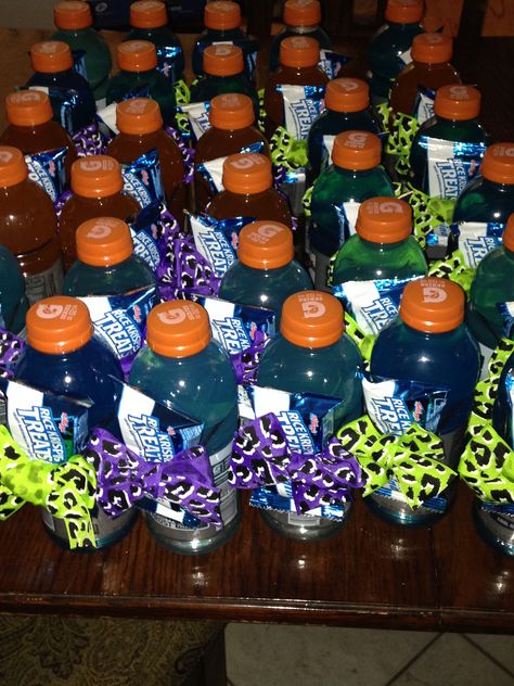 Cute cheer snacks we made for practice.  Gatorade bottles & Rice Crispy Treats attached with a pony tail holder and bows that are the team colors! Snack Bag Ideas, Cheerleading Snacks, Volleyball Snacks, Cheer Snacks, Cheer Treats, Gatorade Bottles, Sports Snacks, Cheerleader Gifts, Team Snacks