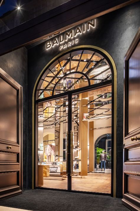 BALMAIN FLAGSHIP STORE IN PARIS Paris Brands, Luxury Brand Store, Balmain Aesthetic, Stores Aesthetic, Balmain Resort, Shopping In Paris, Paris Boutique, Designer Store, Paris Store